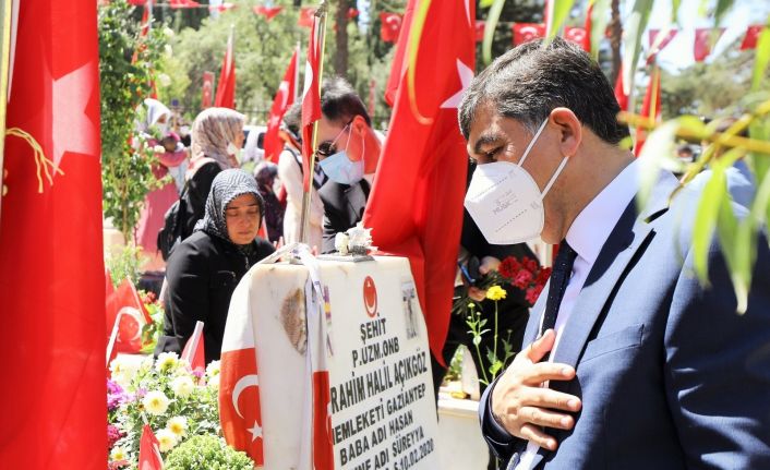 Başkan Fadıloğlu şehitleri mezarı başında andı