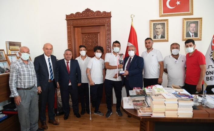 Başkan Mahçiçek’ten ampute sporculara malzeme desteği