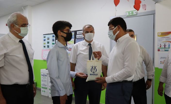 Başkan Özcan, LGS’den tam puan alan Emre’yi onurlandırdı