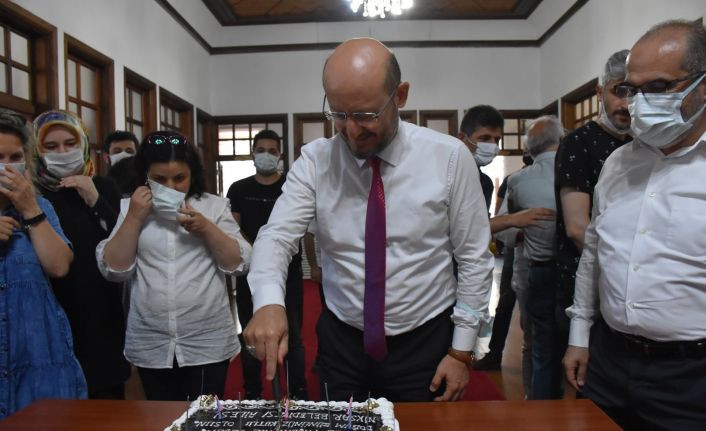 Başkan Özcan’a doğum günü sürprizi