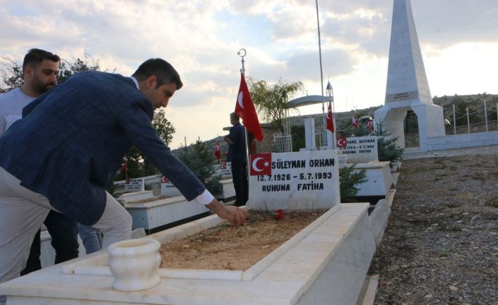 Başkan Yüksel, Başbağlar köyünde şehit edilen 33 vatandaşın kabirlerine karanfil bırakıp dua etti