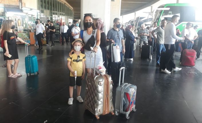 Bayram öncesi İzmir Şehirlerarası Otobüs Terminalinde yoğunluk