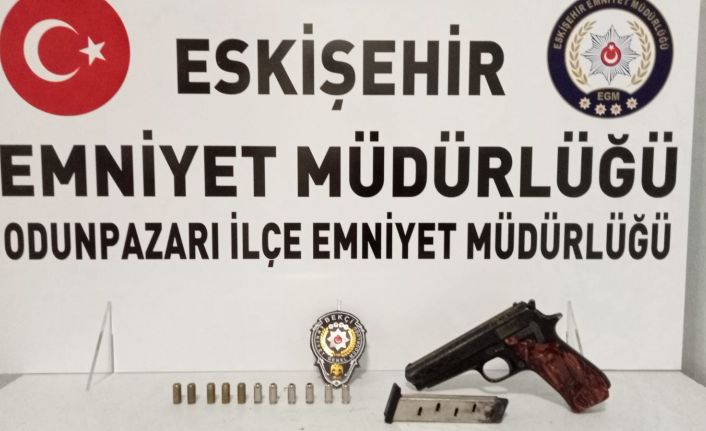 Bekçilerin üst araması yaptığı şahsın üzerinden kurusıkı silah ve fişek çıktı