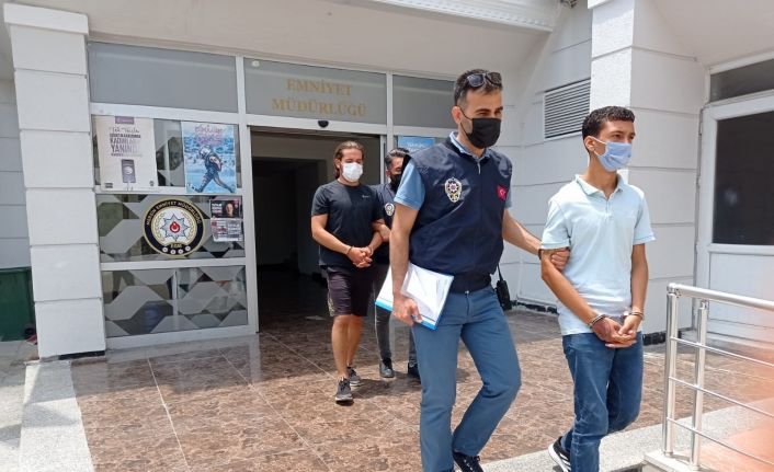 Bıçak çekip çocukların telefonunu gasp ettiler