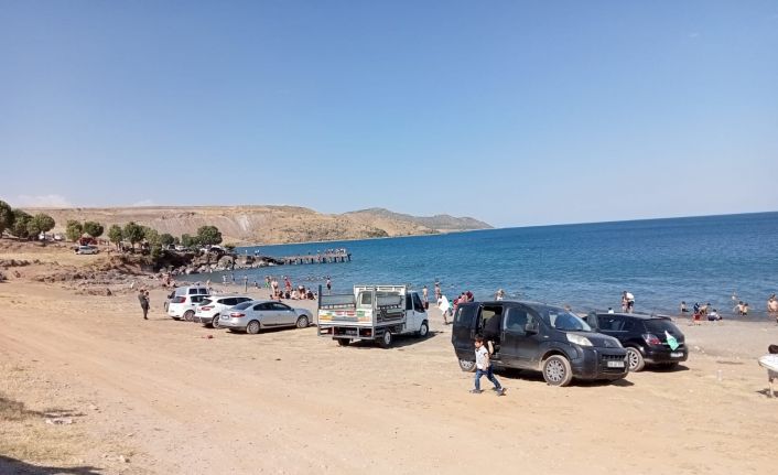 Bitlis’te vatandaşlar Van Gölü’ne akın etti