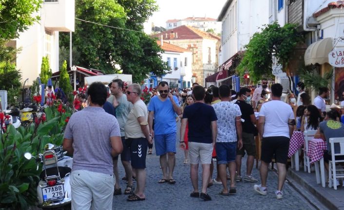Bozcaada tatilci akınına uğradı