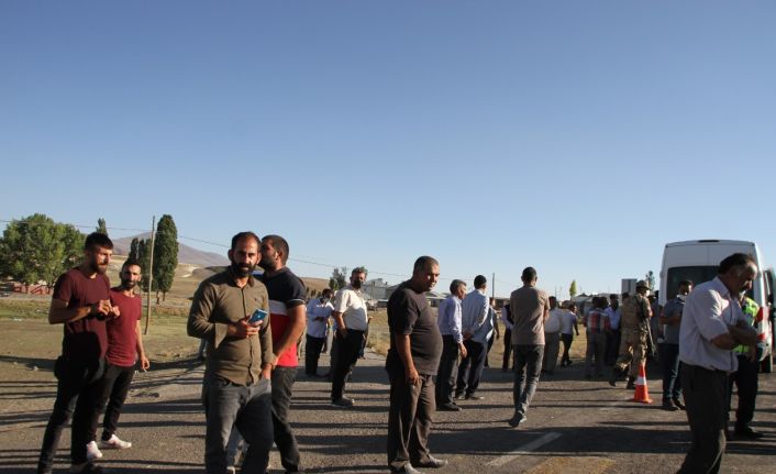Bulanık’ta meydana gelen kazada 1 çocuk yaralandı, köylüler yol kapatma eylemi yaptı