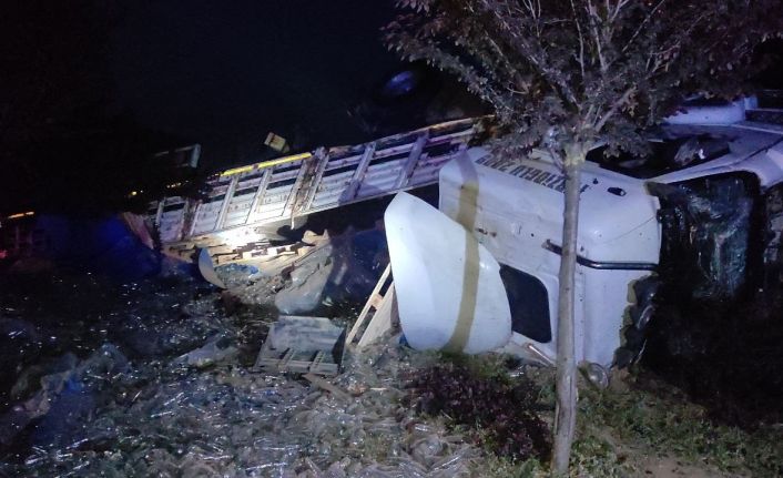Bursa’da cam şişe yüklü tır devrildi, kara yolu cam şişeyle kaplandı
