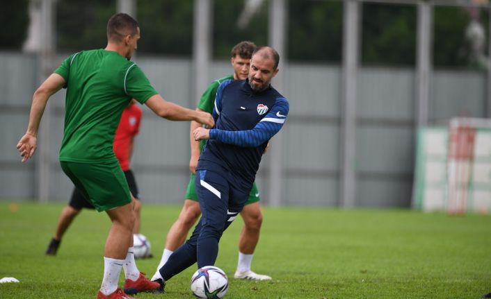 Bursaspor Teknik Direktörü Mustafa Er ve yardımcısı Batalla’dan özel ders