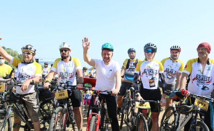 Büyükakın, bisikletçilerle birlikte pedal çevirdi