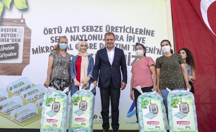 Büyükşehir Belediyesi, çiftçilere sera naylonu, sera ipi ve mikrobiyal gübre dağıttı