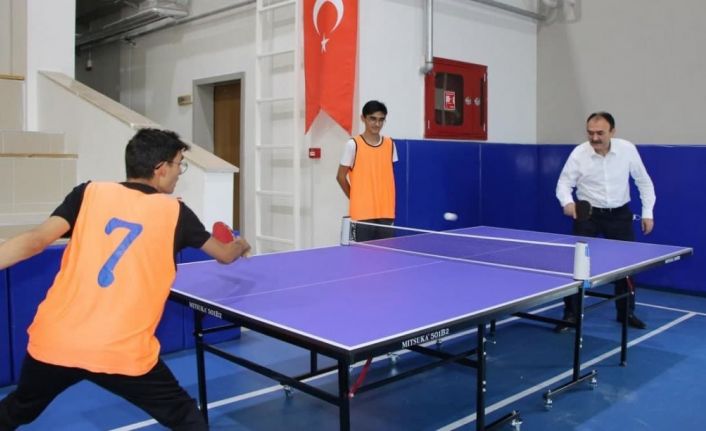 Çandıroğlu, telafi eğitimi gören lise öğrencilerini ziyaret etti, masa tenisi oynadı