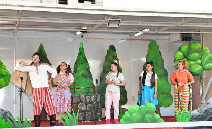 Çiğli Belediyesi tiyatro tırı yola çıktı