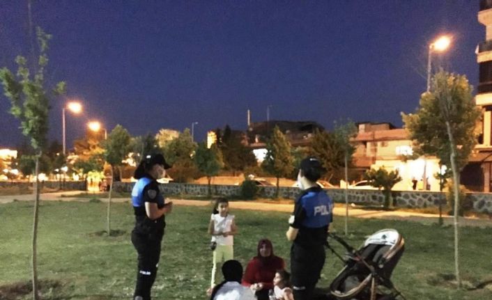 Cizre polisi park ve bahçelerde bulunan vatandaşlara Covid-19 aşısının önemini anlattı