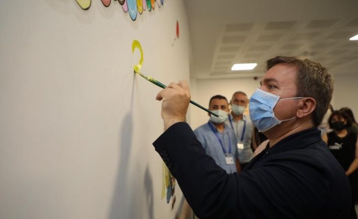 Çocukların korkuyu yenmesi için tüm duvarlara çizgi film karakterleri çizildi