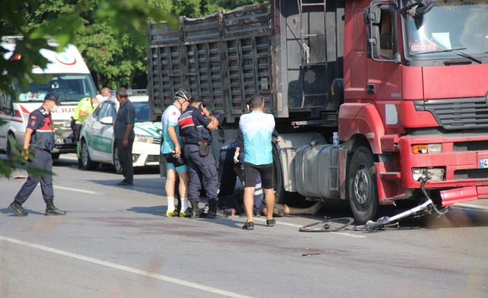 Çok sevdiği bisikletiyle tırın altında kalan eski kulüp başkanı hayatını kaybetti