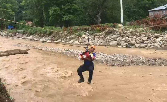 Çöken yol sebebiyle mahsur kalan 7 kişilik aile, halatlarla kurtarılıyor