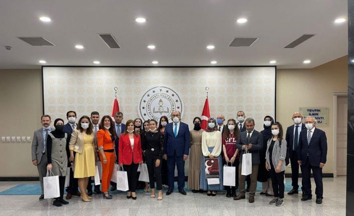 Çorlulu öğrenci ödülünü Bakan Selçuk’tan aldı