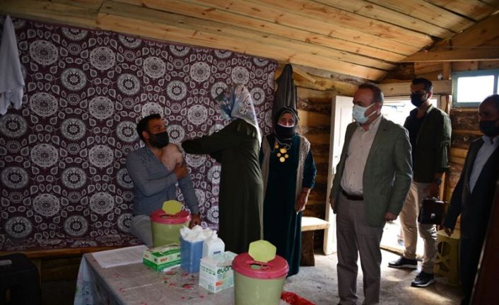 ’Covid-19 savaşçıları’ aşı hizmetini Köy ve yayladaki vatandaşların ayağına götürüyor