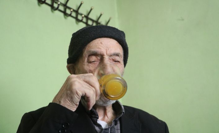 Covid-19’a yakalanmayan 110 yaşındaki Mahmut dede, günde 2 litre kola içiyor