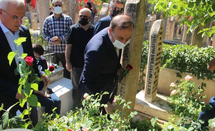 Darbeye karşı canlarını siper eden şehitlerin mezarına gül bırakıldı