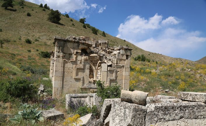 Definecilerin tahrip ettiği tarihi kümbet restore edilerek turizme kazandırılmayı bekliyor