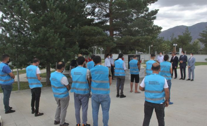 Denetimli serbestlik yükümlüleri şehitliğe karanfil bıraktı