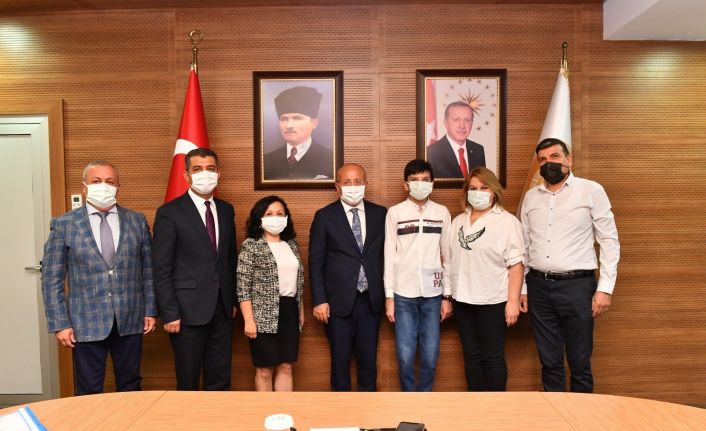 Denizli’nin LGS birincileri Vali Atik tarafından ödüllendirildi