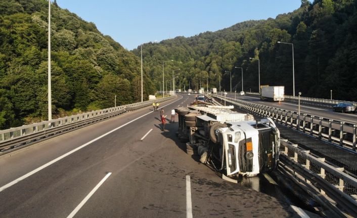 Devrilen tırın kapattığı Bolu Dağı Tüneli İstanbul yönü 4 saatte açıldı