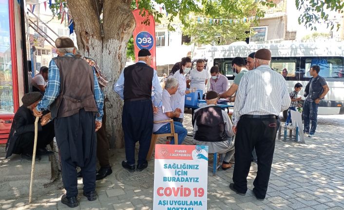 Dicle ilçesindeki merkez çarşıda ve halk pazarı önünde yerinde randevusuz aşı uygulaması