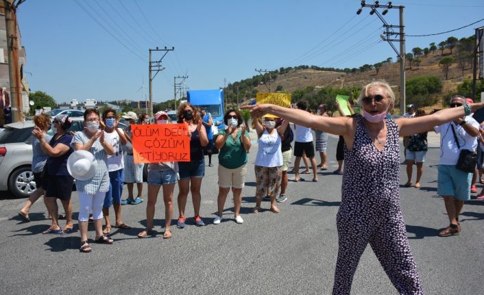 Dikili’de yol isyanı: Trafiğe kapatıp önlem alınması çağrısı yaptılar