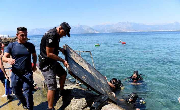 Dip temizliği için dalıp denizden ahşap kapı çıkardılar