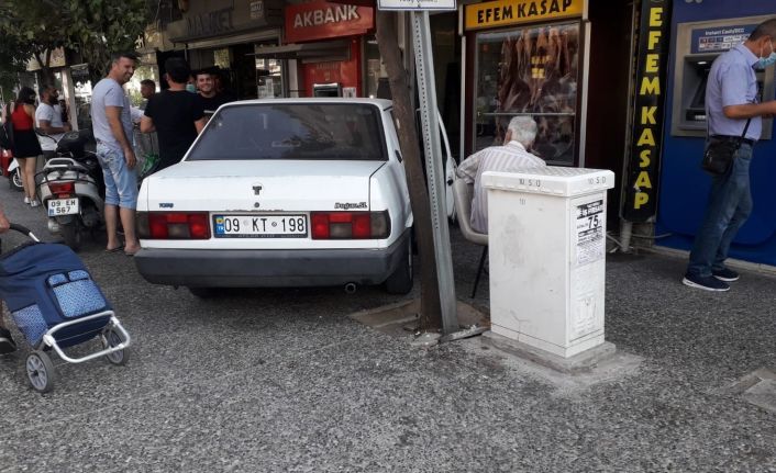 Direksiyon hakimiyetini kaybedince kaldırıma çıktı