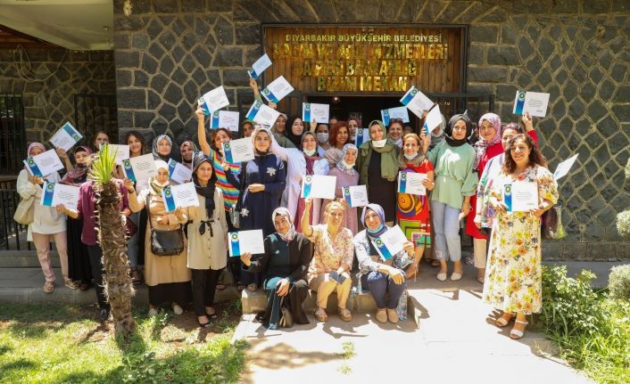 Diyarbakır’da “Aile Okulu” ilk mezunlarını verdi
