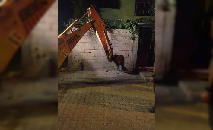 Diyarbakır’da çukura düşen yavru köpeğin annesi, yavrusu çukurdan kurtarılana kadar bekledi