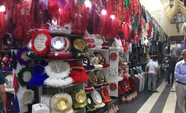 Diyarbakır’da düğünler kına malzemesi satıcılarının da yüzünü güldürdü