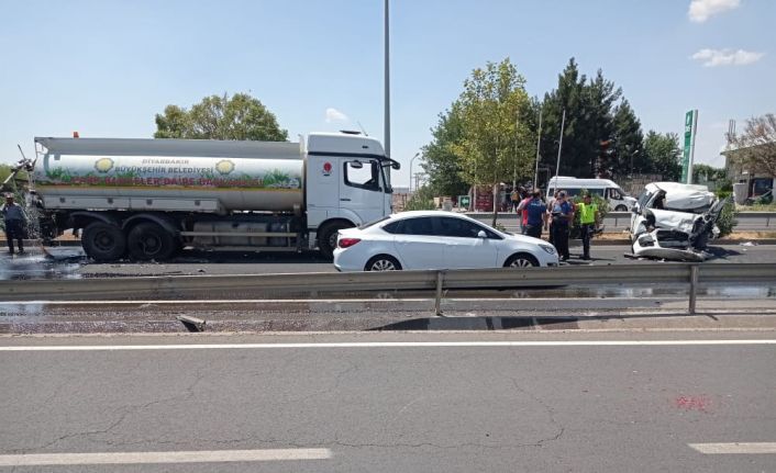 Diyarbakır’da hafif ticari araç, kamyona çarptı: 1 yaralı