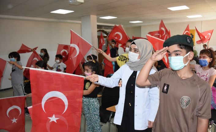 Diyarbakırlı öğrenciler, 15 Temmuz şehitlerini andı