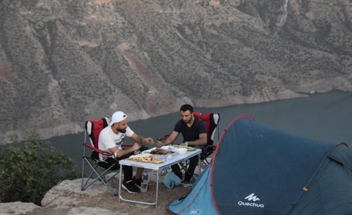 Doğasever vatandaş uçurumun kenarında bir gün kalarak Siirt’i tanıtıyor