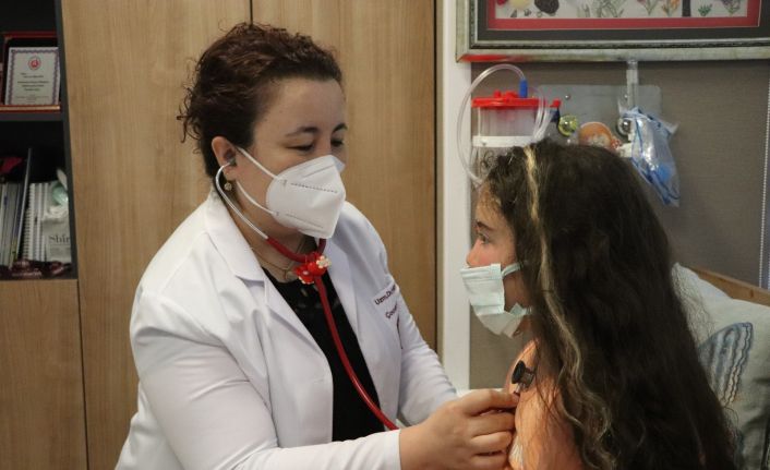 Doktorun tesadüfen muayene ettiği minik kız kör olmaktan kurtuldu