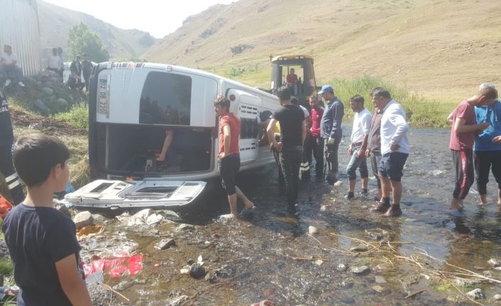 Düğüne giden minibüs dere yatağına devrildi: 2’si ağır 13 yaralı