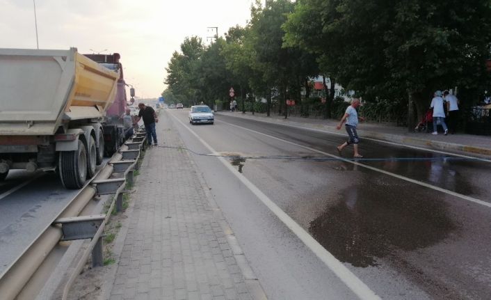 Dumanları gören vatandaş bahçe suladığı hortumu alarak yardıma koştu