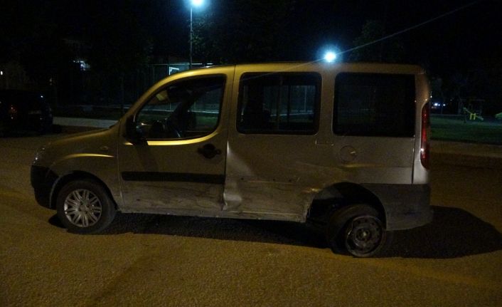 Dur ihtarına uymayan araç ile polis otosu çarpıştı: 2 polis yaralı