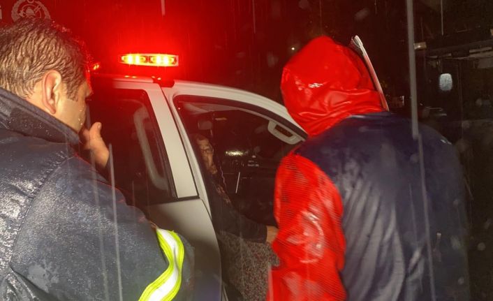 Düzce’de selde torunuyla mahsur kalan kadını kurtarmak için seferber oldular