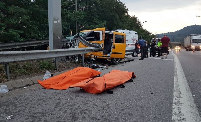 (Düzeltme) TEM’de ticari taksi bariyerlere ok gibi saplandı: 2 ölü, 6 yaralı