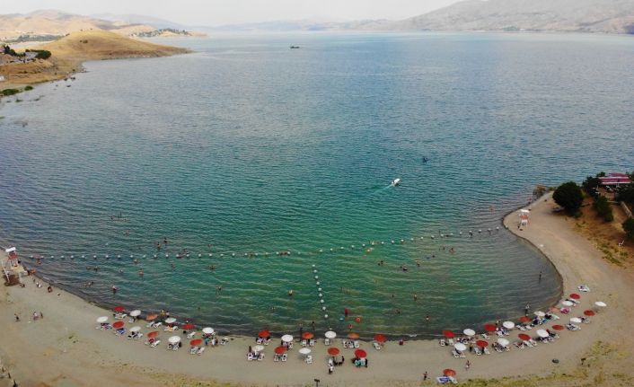 Ege ve Akdeniz sahillerini aratmayan Hazar Gölü, bayram tatilini fırsat bilenlerin akınına uğradı