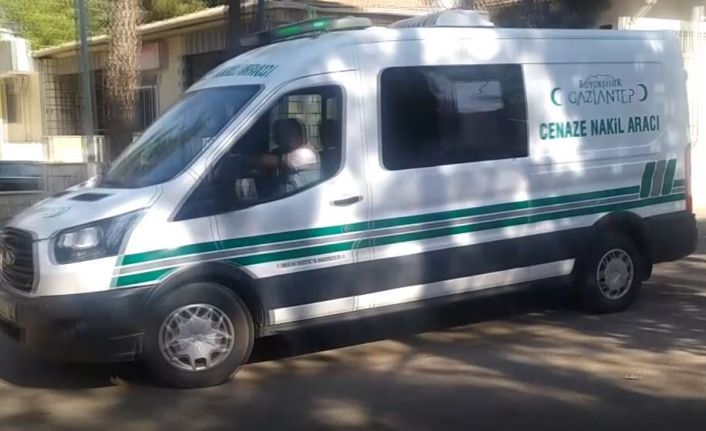 El freni çekilmeden park edilen aracın altında kalan yaşlı kadın öldü