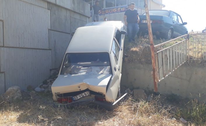 El freni çekilmeyen otomobil 5 metreden aşağı düştü