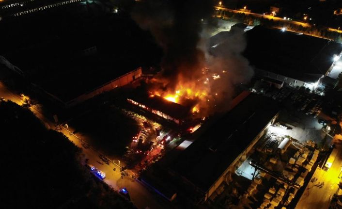 Elazığ Organize Sanayi Bölgesinde(OSB) bir fabrikada yangın çıktı, çok sayıda ekip yangına müdahale etmeye başladı