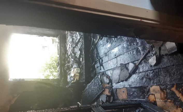 Elektrik kontağından çıkan yangında tek katlı ev yandı